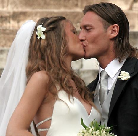 La Blasi e Totti si sono sposati nel giugno del 2005. JPEG fotoservizi